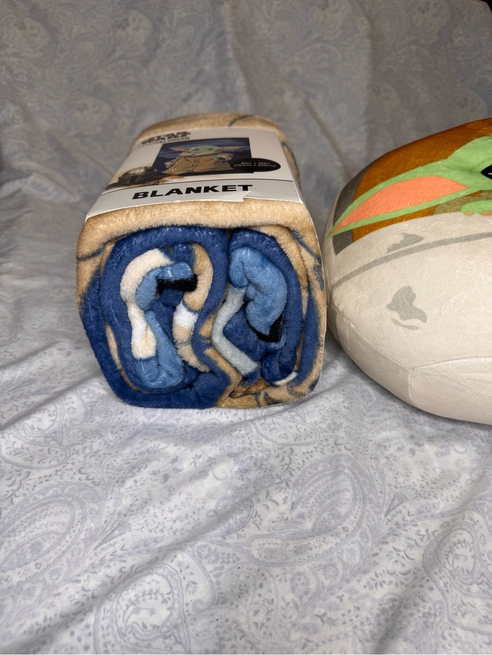 Star Wars Grogu thick plush blanket & Super soft & squishy Grogu cloud pillow - Picture 5 of 12